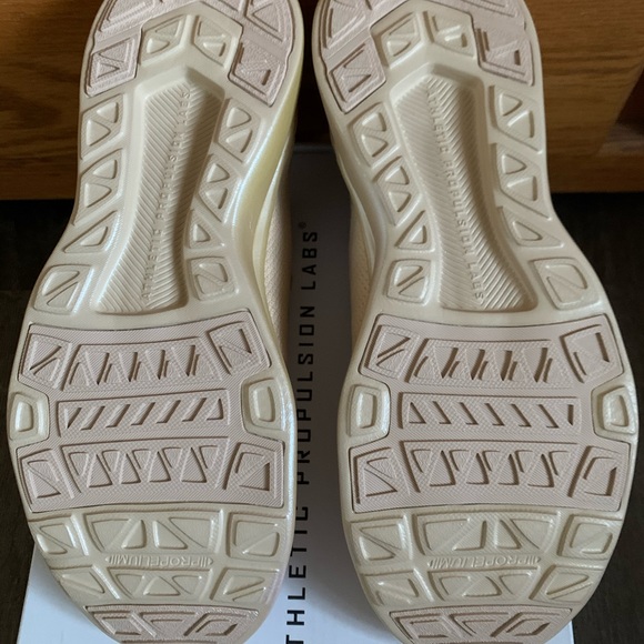 Nwb APL techloom breeze sneakers - Picture 3 of 3